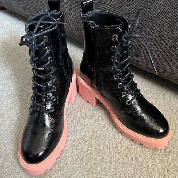 👣River Island Black Side Zip platform style Boot with Pink Rubber Soles. - Picture 3 of 4